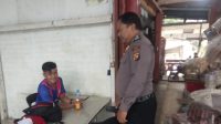 Sambangi Warga Saat Patroli Polsek Kuala Behe Sampaikan Pesan Kamtibmas