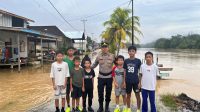 Aksi Humanis Polisi di Lokasi Banjir Ngabang Bikin Anak-Anak Tersenyum