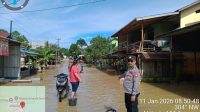 Polisi Cek Banjir Saat Patroli Siang, Warga Diminta Tingkatkan Kewaspadaan