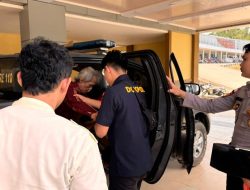 Polres Sanggau Sigap Evakuasi Lansia Terlantar yang Kelaparan Tiga Hari di Pasar Rawa Bangun