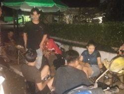 Polisi Sambangi Remaja Nongkrong, Sampaikan Pesan Positif dengan Cara Santai