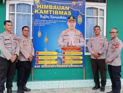 Sat Binmas Polres Sanggau Pasang Banner Imbauan Kamtibmas, Ajak Warga Kapuas Sambut Ramadhan dengan Aman dan Tertib