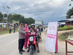 Wujud Kepedulian di Bulan Suci, Polsek Sekayam Berbagi Takjil di Jalan Raya