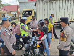 Peduli Lingkungan dan Kesehatan, Polres Landak Imbauan Karhutla dan Bagikan Masker