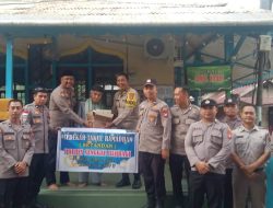 Sentuhan Ramadhan Polres Sanggau, 100 Takjil Dibagikan untuk Warga Sungai Sengkuang