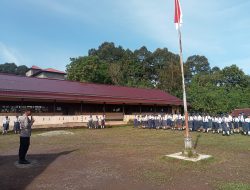Bhabinkamtibmas Polsek Menyuke Menjadi Pembina Upacara Bendera Di Sekolahan SMPN 2 Menyuke