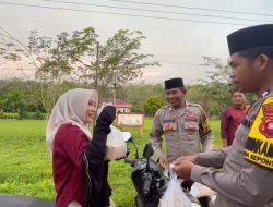 Polsek Seponti Bagikan Takjil kepada Masyarakat, Wujud Kepedulian di Bulan Ramadan