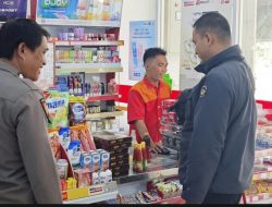 Polisi Laksanakan Patroli Siang di Alfamart, Sapa Warga dan Berikan Himbauan Kamtibmas