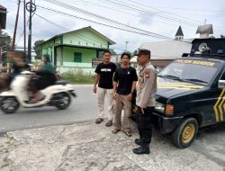 Patroli Siang Humanis, Polisi dan Warga Berbincang Akrab di Tepi Jalan