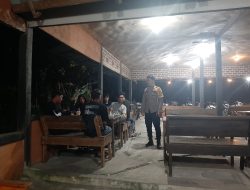 Polisi Sambangi Warga Saat Patroli Malam, Suasana Santai Jadi Momen Penyampaian Pesan Kamtibmas