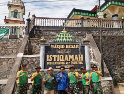 Satgas Pamtas RI–Malaysia Bantu Bersihkan Masjid Istiqamah Entikong di Bulan Ramadhan