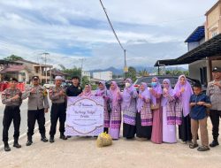 Pengamanan Humanis Polisi Warnai Aksi Berbagi Takjil Salimah di Sekayam, 200 Paket Dibagikan untuk Masyarakat