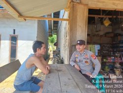 Polisi Ngobrol Santai Bareng Warga, Himbauan Kamtibmas Disampaikan dengan Suasana Penuh Keakraban