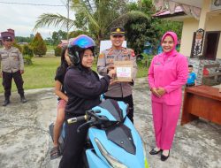 Ramadan Penuh Berkah, Polsek Kuala Behe Bersama Bhayangkari Ranting Kuala Behe Berbagi Takjil kepada Pengguna Jalan