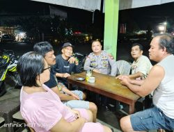 Suasana Hangat Patroli Malam: Polisi dan Warga Ngobrol Santai Jaga Keamanan