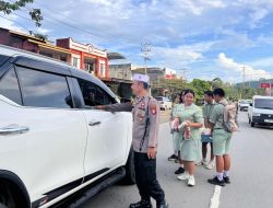 Polsek Sekayam Kawal Aksi Sosial Pelajar SMP Kristen Bukit Pengharapan Berbagi Takjil untuk Warga