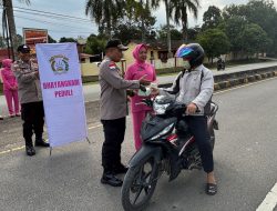 Ramadan Penuh Berkah, Polsek Entikong Bersama Bhayangkari Bagikan Takjil untuk Warga