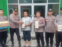 Hangatnya Ramadhan, Bagren dan Sikeu Polres Sanggau Berbagi Takjil untuk Masyarakat
