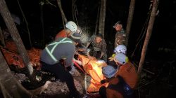 Prajurit Yonif TP 833/BD Ikut Tembusi Medan Ekstrem Evakuasi 8 Korban Helikopter PK-CFX di Bukit Puntak, Sekadau