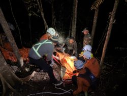 Prajurit Yonif TP 833/BD Ikut Tembusi Medan Ekstrem Evakuasi 8 Korban Helikopter PK-CFX di Bukit Puntak, Sekadau