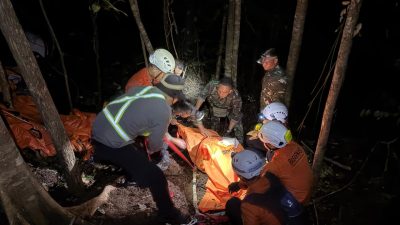 Prajurit Yonif TP 833/BD Ikut Tembusi Medan Ekstrem Evakuasi 8 Korban Helikopter PK-CFX di Bukit Puntak, Sekadau