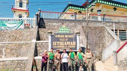 Jum’at bersih, Jum’at sehat, Satgas Pamtas RI-Malaysia Melakukan Kerja Bakti di Masjid Istiqamah Entikong