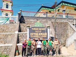 Jum’at bersih, Jum’at sehat, Satgas Pamtas RI-Malaysia Melakukan Kerja Bakti di Masjid Istiqamah Entikong