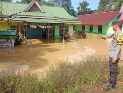Curah Hujan Tinggi Picu Banjir di Jalan Trans Kalimantan Sanggau, 16 Rumah Terdampak
