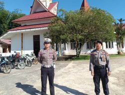 Polsek Entikong Amankan Ibadah Minggu di Gereja St. Fransiskus Asisi, Jemaat Beribadah Khidmat dan Kondusif