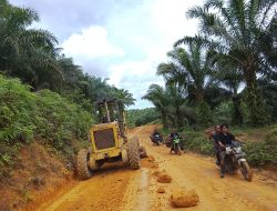 Pekerjaan Terus Dimaksimalkan, Alat Berat Laksanakan Perbaikan dan Pelebaran Jalan Semayang–Tanak