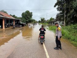Banjir Rendam Akses Permukiman di Teraju Barat, Kapolsek Toba Turun Langsung Pantau Debit Air dan Imbau Warga Waspada