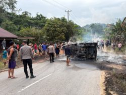 Api Muncul dari Bak Belakang, Grand Max Tumbang dan Terbakar di Jalan Trans Kalimantan Toba