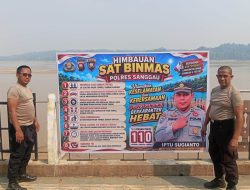 Sungai Kapuas Surut, Sat Binmas Polres Sanggau Pasang Banner Imbauan Keselamatan Warga