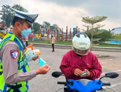 Satlantas Polres Sanggau Bagikan Masker Gratis, Ajak Masyarakat Waspadai Kualitas Udara Tidak Sehat