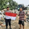 Bangkitkan Semangat Nasionalisme, Polsek Sekayam Bagikan Bendera kepada Masyarakat