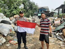 Bangkitkan Semangat Nasionalisme, Polsek Sekayam Bagikan Bendera kepada Masyarakat