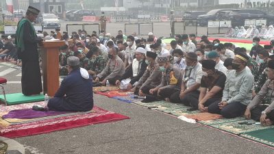 Sholat Istisqa di PLBN Entikong Diikuti 300 Jamaah, Libatkan TNI-Polri hingga Warga Malaysia