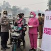 Polsek Entikong Bagikan 500 Masker, Warga Diingatkan Waspadai Dampak Polusi Asap Karhutla