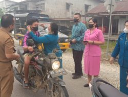 Kabut Asap Karhutla Menyelimuti Beduai, 2.000 Masker Dibagikan kepada Warga dan Pengguna Jalan