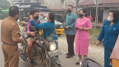 Kabut Asap Karhutla Menyelimuti Beduai, 2.000 Masker Dibagikan kepada Warga dan Pengguna Jalan