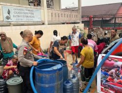 60 KK di Tanjung Kapuas Terima Bantuan Air Bersih dari Polres Sanggau