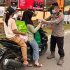 Polsek Entikong Hadir untuk Warga, 100 Masker Dibagikan sebagai Upaya Jaga Kesehatan
