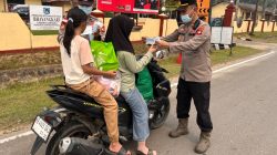 Polsek Entikong Hadir untuk Warga, 100 Masker Dibagikan sebagai Upaya Jaga Kesehatan
