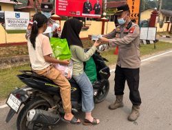 Polsek Entikong Hadir untuk Warga, 100 Masker Dibagikan sebagai Upaya Jaga Kesehatan