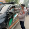 Lindungi Warga dari Dampak Kabut Asap, Polres Sanggau Gelar Cek Kesehatan dan Bagikan 300 Masker