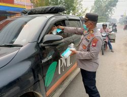 Lindungi Warga dari Dampak Kabut Asap, Polres Sanggau Gelar Cek Kesehatan dan Bagikan 300 Masker