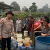 Polres Sanggau Salurkan 3.000 Liter Air Bersih untuk Warga Sompu di Tengah Kemarau Panjang