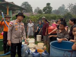 Polres Sanggau Salurkan 3.000 Liter Air Bersih untuk Warga Sompu di Tengah Kemarau Panjang