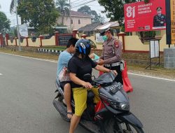 Asap Karhutla Berdampak pada Kualitas Udara, Polsek Entikong Turun Bagikan Masker