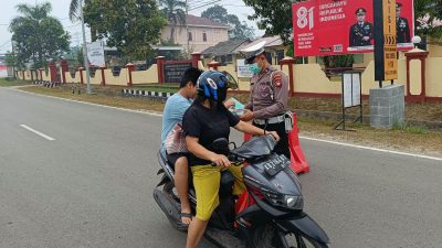 Asap Karhutla Berdampak pada Kualitas Udara, Polsek Entikong Turun Bagikan Masker